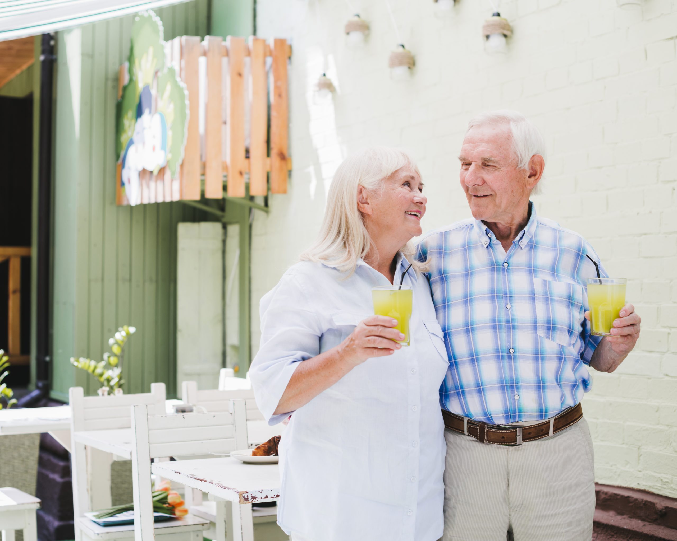 elderly-couple-drinking-juice-cafe